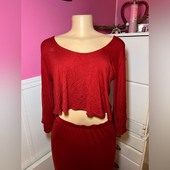 Elegant Red Women's Skirt Set - Picture 2 of 5